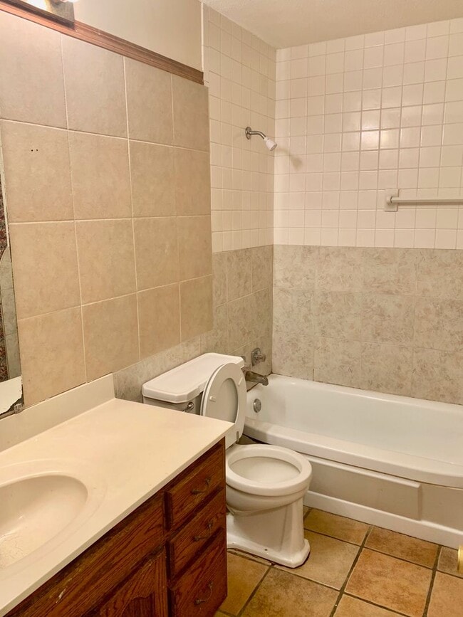 Building Photo - For Rent- 2 Bedroom, 1.5 Bath!