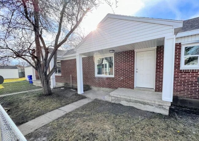 Primary Photo - Lambourne Duplex