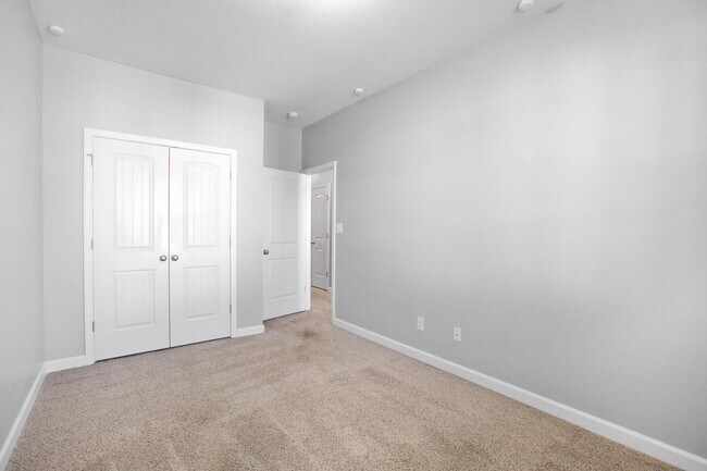 Building Photo - Townhome with Screened Porch!