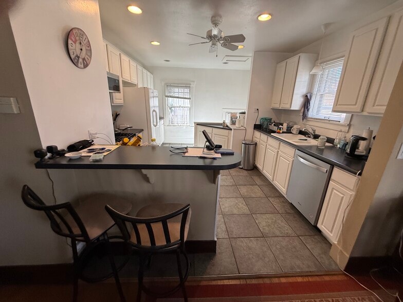 Building Photo - 1420 E 5th Ave