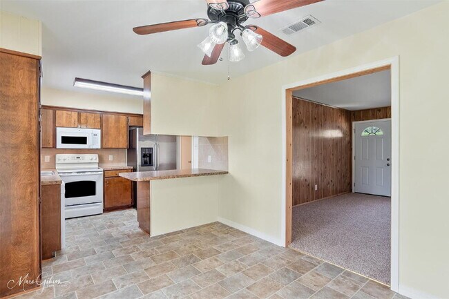 Building Photo - "Charming 3-Bedroom Retreat with Cozy Fire...