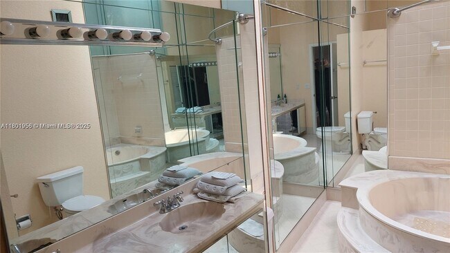 Building Photo - 2675 Parkview Dr S