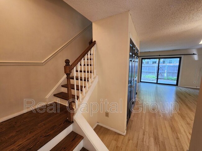 Building Photo - 43 Point of Woods Dr