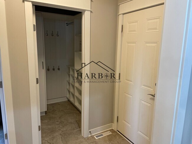 Building Photo - 2049 Kerry Dr NE