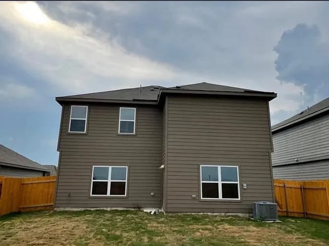 Building Photo - Beautifully Designed 4BR/2.5BA Home In The Charming Town of Elgin