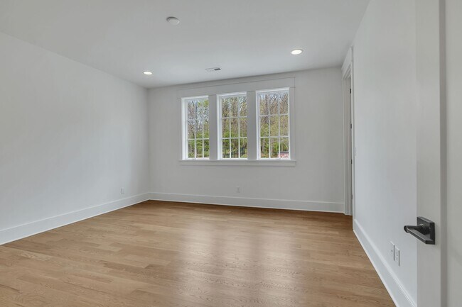 Building Photo - 824 Russleo Dr