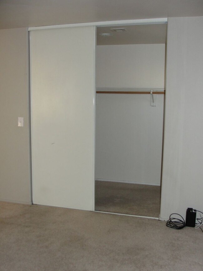 Building Photo - 5258 Steinbrenner Ln