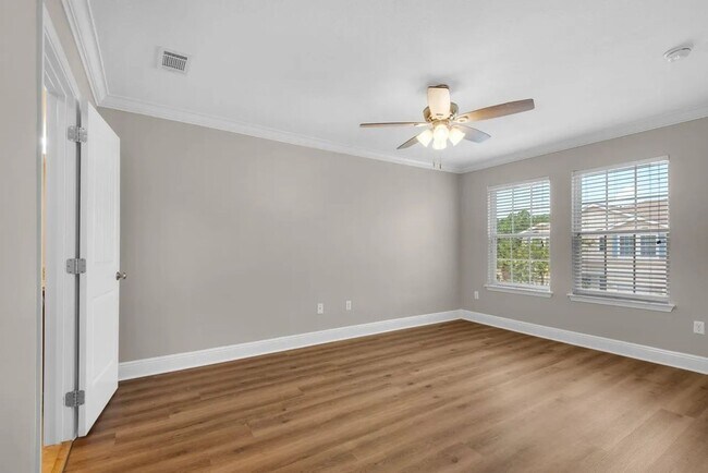Building Photo - 17 W Shady Oaks Ln