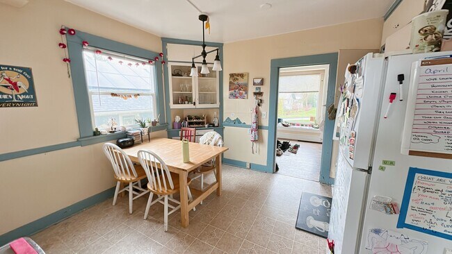 Building Photo - PRELEASE:  4+bdrm/1bath near WWU + Sehome Hill