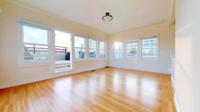 Building Photo - San Francisco Living at Its Finest