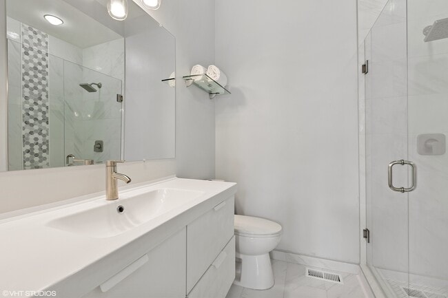 Building Photo - 1240 W Cottage Pl