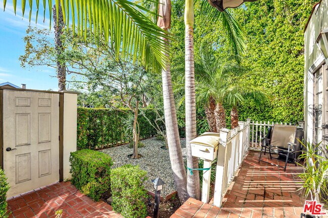 Building Photo - 744 N Sierra Bonita Ave