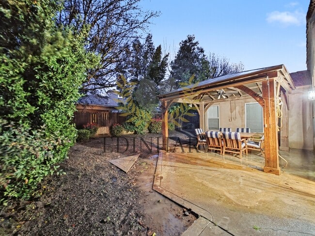 Building Photo - 2282 E Decatur Ave