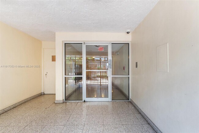 Building Photo - 1150 Collins Ave
