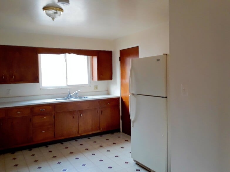 Large bright kitchen - 111 1st Ave W