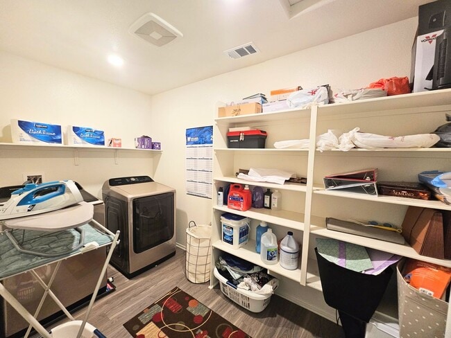 Building Photo - Beautiful Condo In a Nice Neighborhood 2 car garage