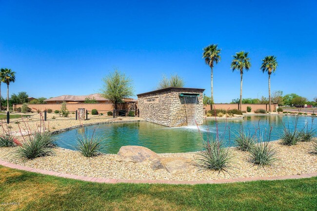 Building Photo - Charming 5 Bed 3 Bath Home in good communi...