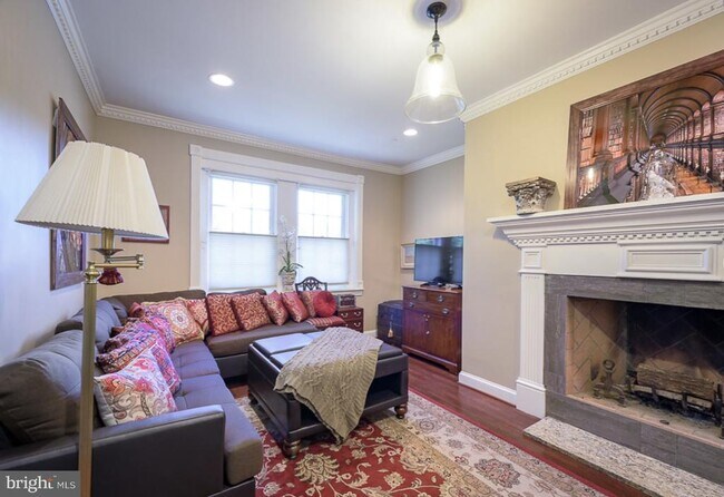 Building Photo - 721 12th St SE