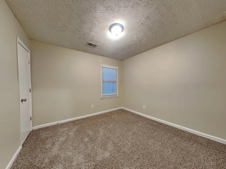 Building Photo - 990 Thousand Oaks Dr