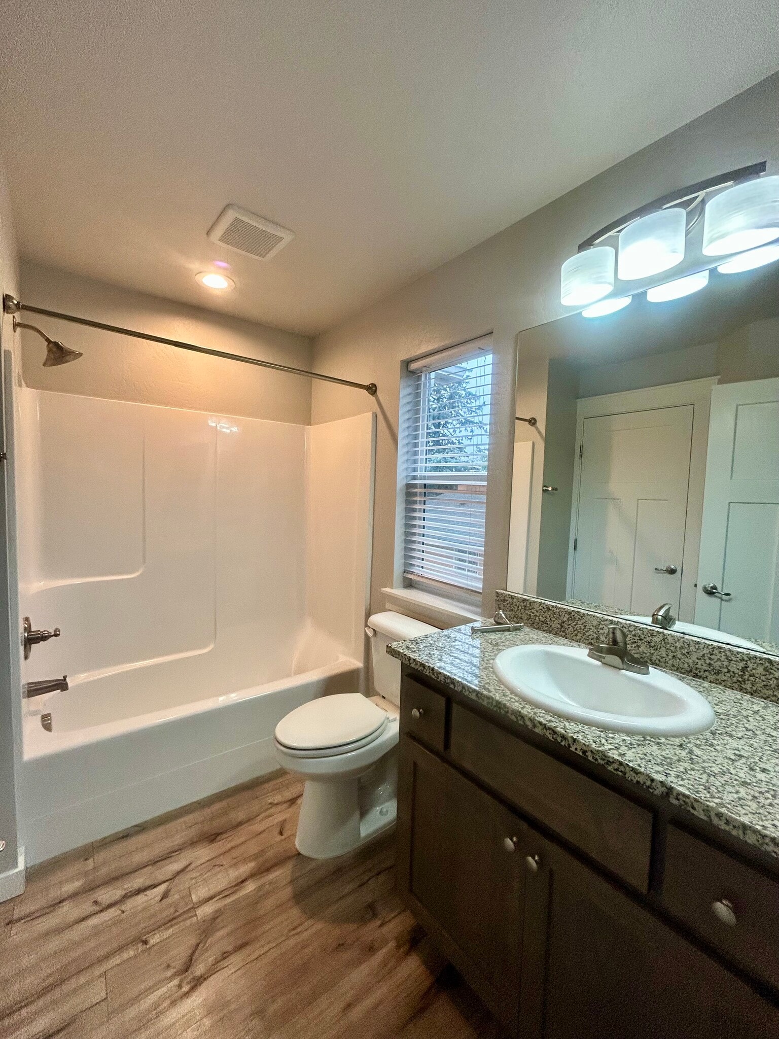 Full bathroom - 206 N Shasta Ave