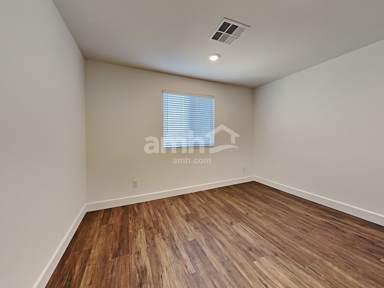 Building Photo - 13827 E 101st Ave