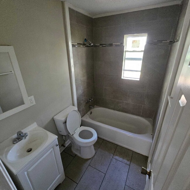 Building Photo - "Full Brick 3-Bed Home on Monroe Avenue: In the Heart of Macon!"