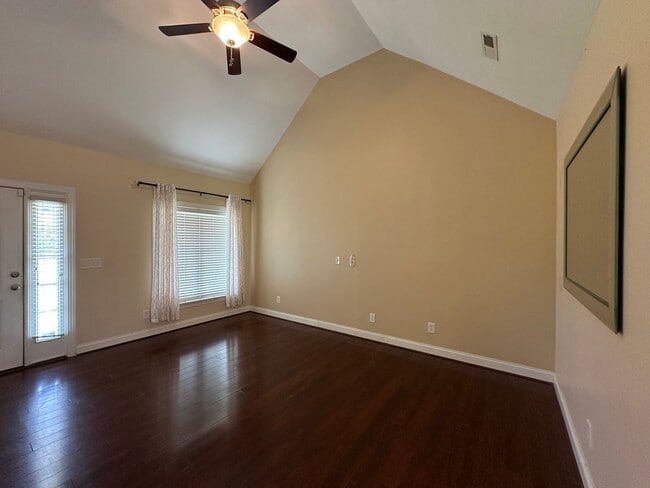 Building Photo - Inviting 3 Bed 2 Bath House