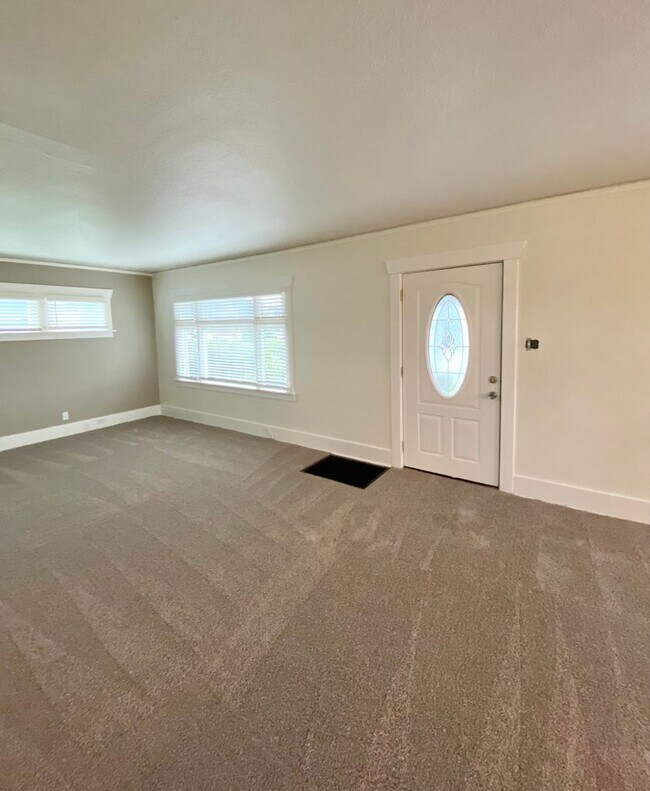 Building Photo - 15721 Main St E