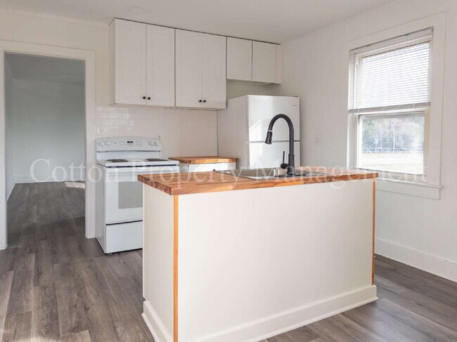 Building Photo - 417 N 13th St