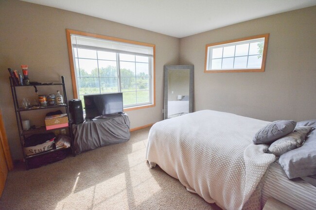Building Photo - Incredible views from this end-unit townhome!