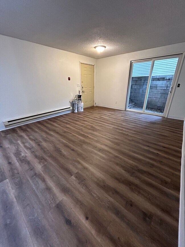 Building Photo - 2 Bedroom, 1 Bathroom apartment Available Immediately