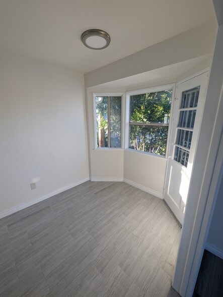 Building Photo - 1051 E Hyde Park Blvd