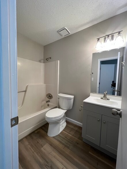 Building Photo - 2104 Rolling Ridge Dr