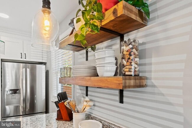 Building Photo - 110 E Rosemont Ave