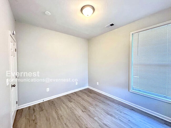 Building Photo - Spacious 3-Bedroom Home with Modern Amenities / Pet-Friendly / Available Now!