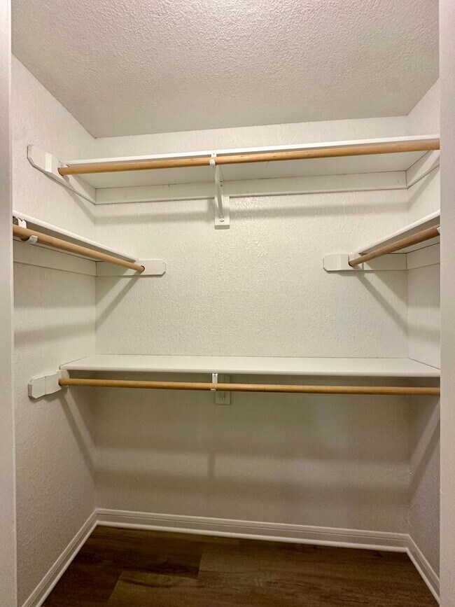 Building Photo - Spacious Newly Renovated 4/2 Walking Distance to Campus & Minutes from Downtown!