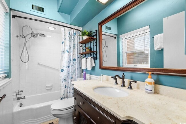 Building Photo - 10100 Lakeshore Dr