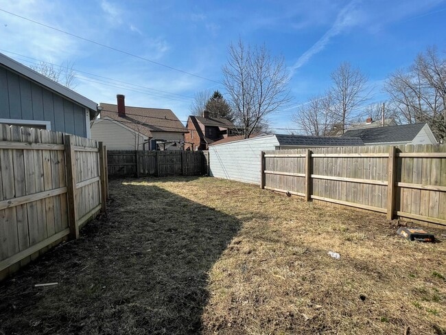 Building Photo - Single Family House 4-Bedroom, 2-Bath For ...