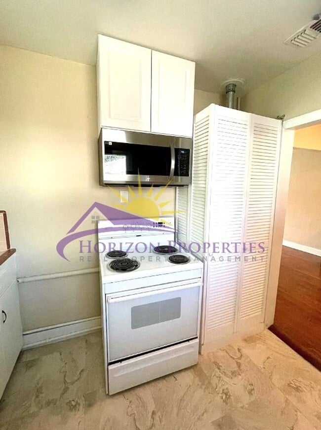 Building Photo - 1 Bed 1 Bath 500sq ft. Cottage in Colonial...