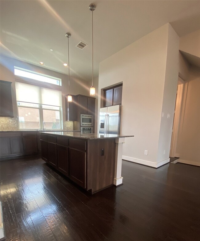 Building Photo - 115 E 2nd St