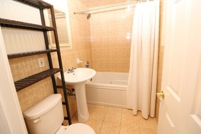 Building Photo - 14 Estella St