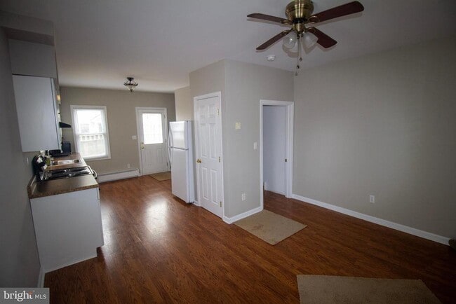 Building Photo - 234 E Linden St