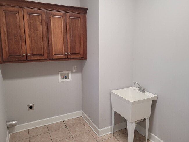 Building Photo - Spacious 4-Bedroom Home with Modern Amenit...