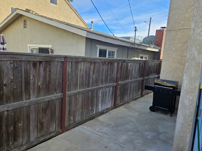 Building Photo - 289 Melrose Dr