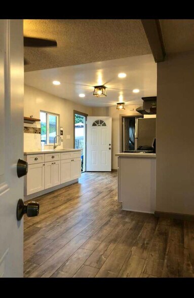 New flooring throughout, warm and blonde walnut - 2661 Newell St