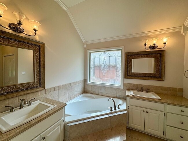 Building Photo - 327 Sherborne Ct