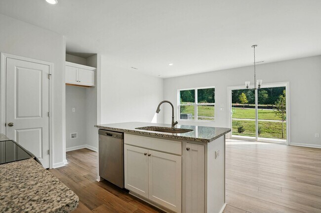 Building Photo - AVAILABLE NOW!! INCREDIBLE INCENTIVE ON THIS ONE!  DON'T MISS OUT!