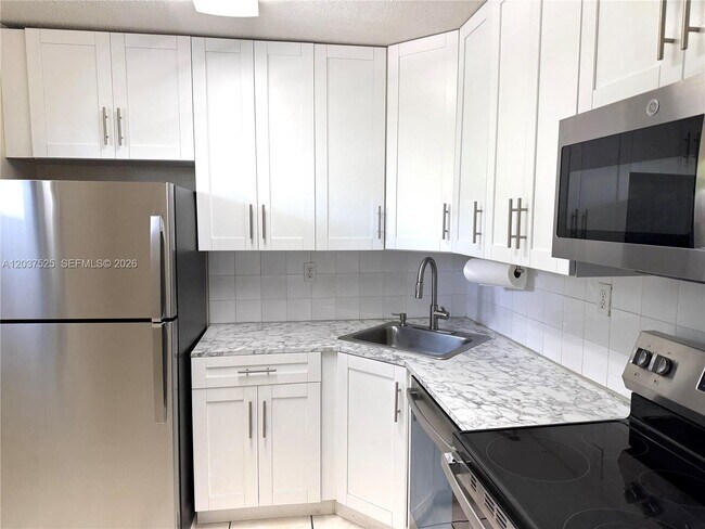 Building Photo - 9440 Fontainebleau Blvd