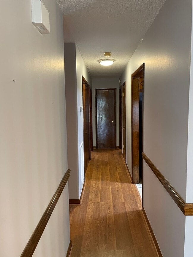 Building Photo - 3 Bedroom / 2 Bath Ranch