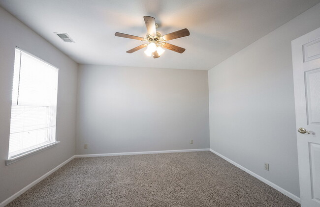 Building Photo - "Spacious 4-Bedroom Retreat with 2.5 Baths...